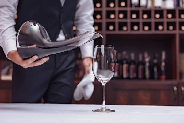 Sommelier schenkt Rotwein ein — Stockfoto