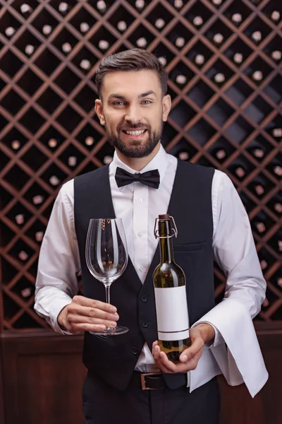 Sommelier s vínem a sklo — Stock fotografie