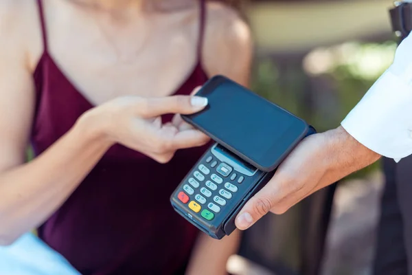 Mulher pagando com tecnologia NFC — Fotografia de Stock