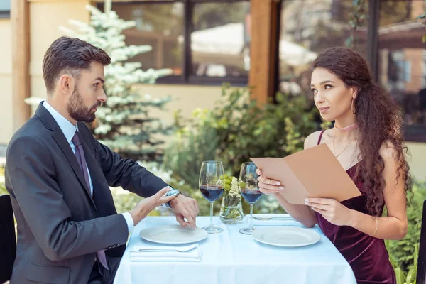 Романтическое свидание в ресторане — стоковое фото