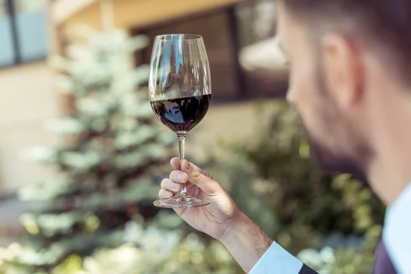 Дегустационное вино сомелье — стоковое фото