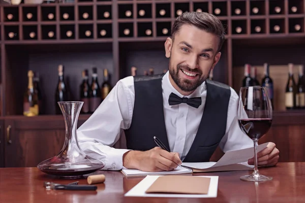 Sommelier verkostet Wein — Stockfoto