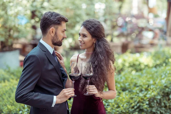 Coupé con vino tinto en el jardín — Foto de Stock