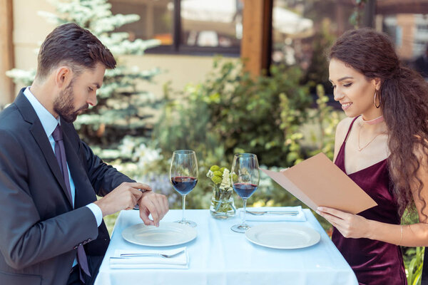 romantic date in restaurant