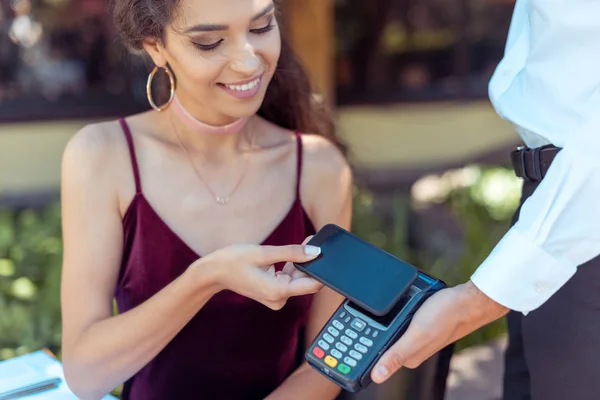 Mujer pagando con tecnología NFC — Foto de Stock