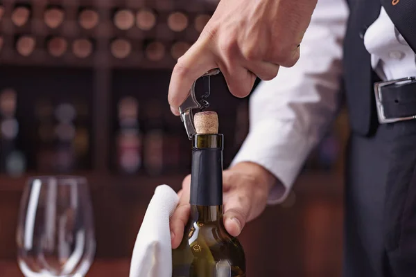 Waiter opening wine bottle — Stock Photo, Image