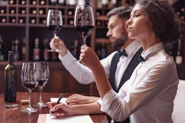 Sommeliers proeven van wijn in kelder — Stockfoto