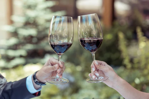 Couple clinking glasses — Stock Photo, Image