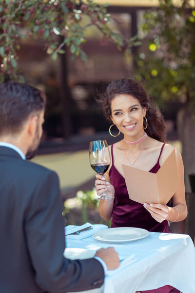 romantic date in restaurant