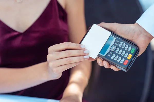 Mujer usando tarjeta de crédito sin contacto — Foto de Stock