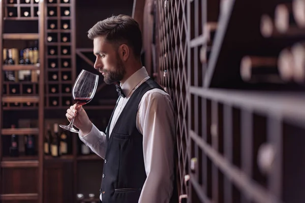 Sommelier verkostet Wein — Stockfoto