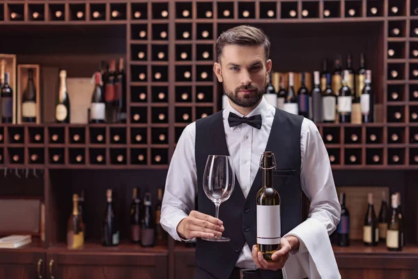 Sommelier s vínem a sklo — Stock fotografie