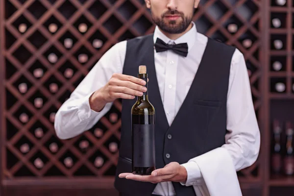 Sommelier com garrafa de vinho — Fotografia de Stock