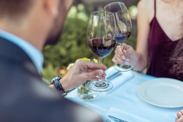 couple clinking glasses on date