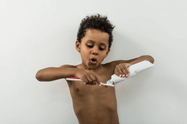 çocuk diş hamur fırça üzerinde uygulama
