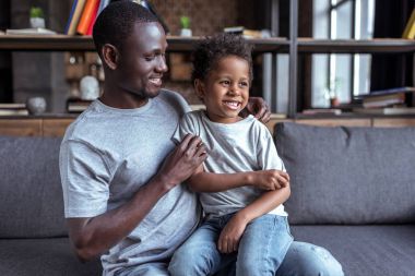 Baba ve oğul birlikte vakit geçiriyorlar.