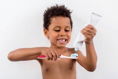 çocuk diş hamur fırça üzerinde uygulama