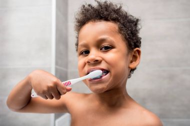 afro çocuk diş fırçalama