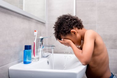 küçük afro çocuk çamaşır yüz
