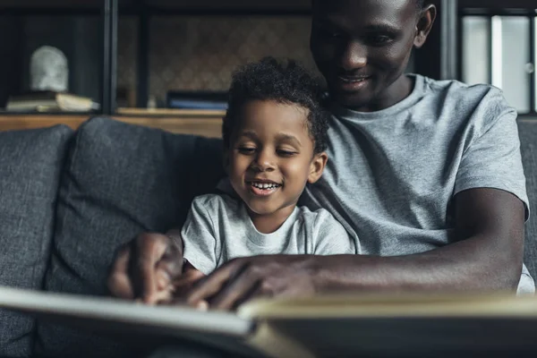 Baba ve oğul birlikte okuma — Stok fotoğraf