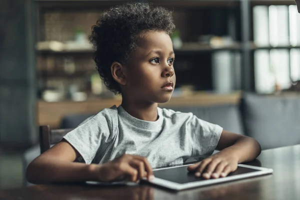 Liten pojke med digitala tablett — Stockfoto
