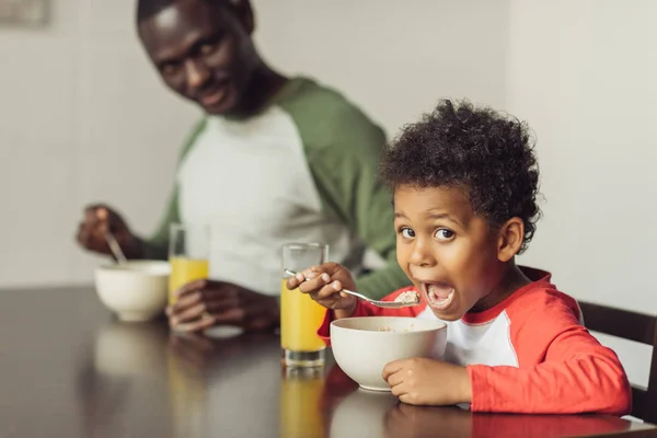 Apa és fia eszik breakfast — Stock Fotó