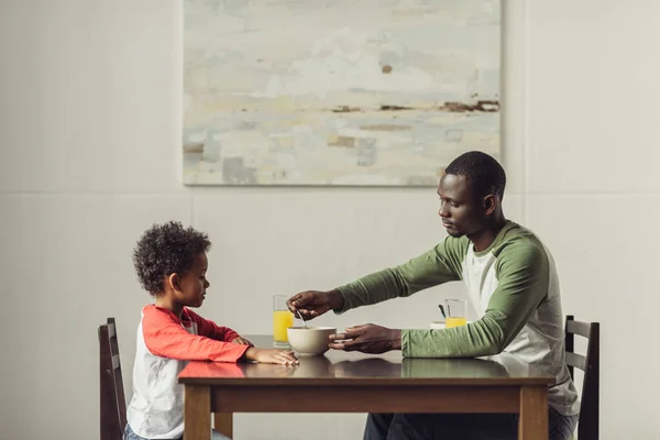 Padre e figlio che fanno colazione — Foto Stock
