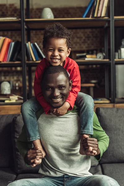 Père et fils passent du temps ensemble — Photo