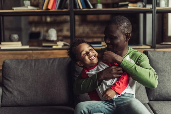 Padre e hijo pasando tiempo juntos — Foto de Stock