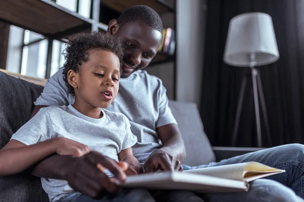 Father and son reading together — Stock Photo, Image