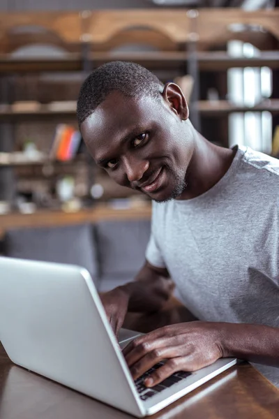 Man die thuis met laptop werkt — Stockfoto