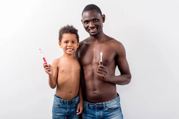 Padre e hijo cepillándose los dientes — Foto de stock gratis