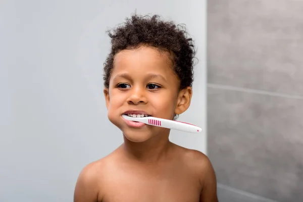 Afro kid tandborstning — Stockfoto