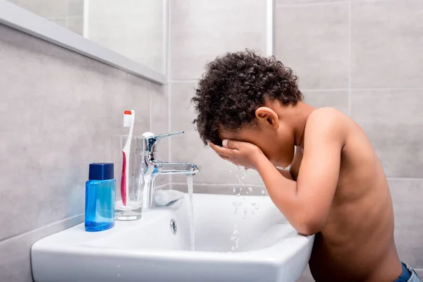 Little afro kid washing face — Stock Photo, Image