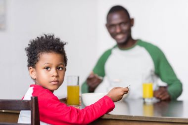 Baba ve oğul yemek kahvaltı