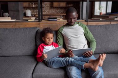 Baba ve oğul tablet kullanarak