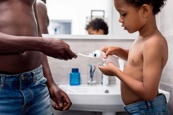 Pai e filho escovando os dentes — Fotografia de Stock