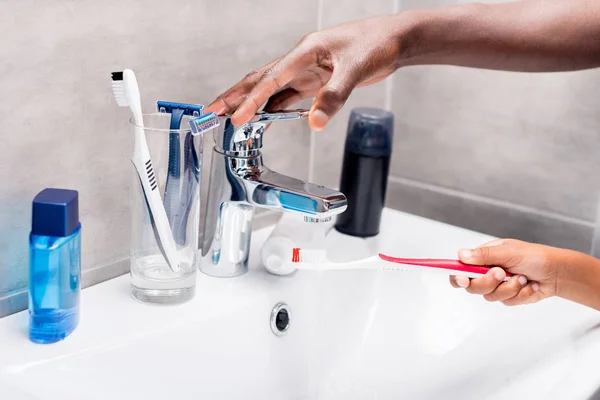 Vader en zoon wassen tandenborstel — Stockfoto