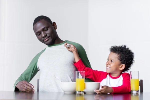 Father and son eating breakfast — Stock Photo, Image