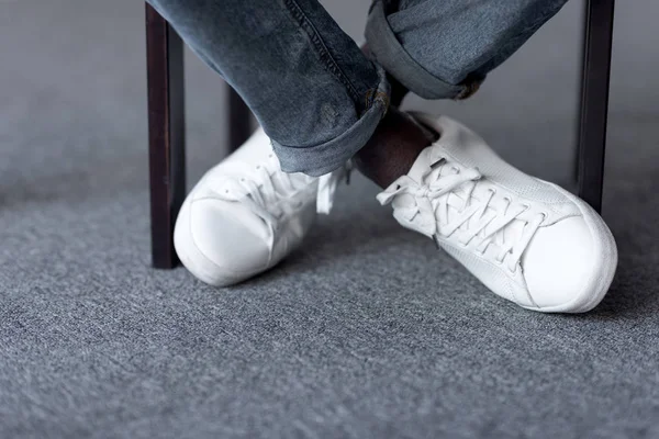 Voeten in stijlvolle witte schoenen — Stockfoto