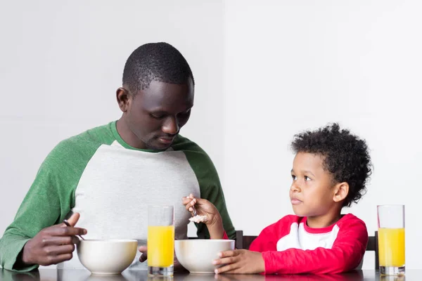 Отец и сын завтракают — стоковое фото