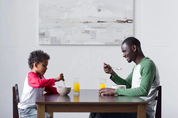 Pai e filho tomando café da manhã — Fotografia de Stock