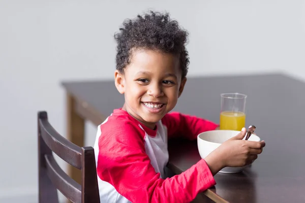 Kid eating healthy breakfast — Stock Photo, Image