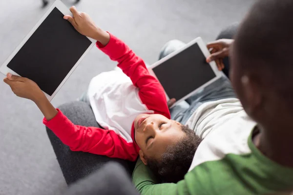 Padre e hijo usando tabletas — Foto de Stock