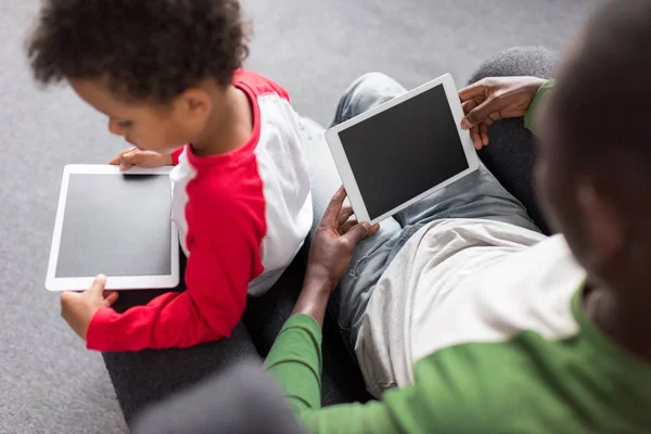 Baba ve oğul tablet kullanarak — Stok fotoğraf