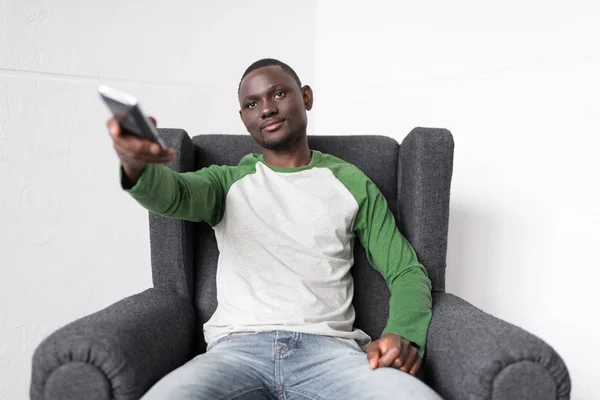 Hombre en sillón viendo la televisión — Foto de Stock