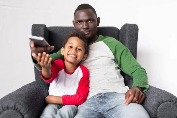 Vader en zoon tv kijken — Stockfoto