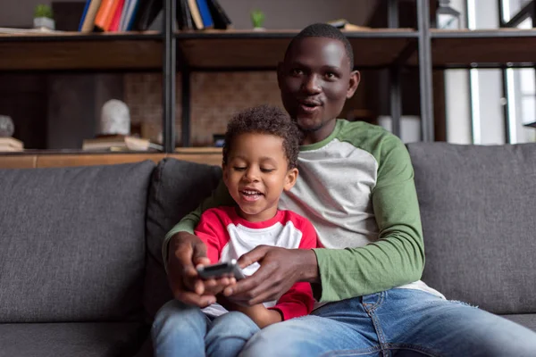 Padre e hijo viendo la televisión — Foto de Stock