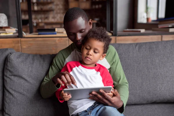 Father and son using tablet — Stock Photo, Image