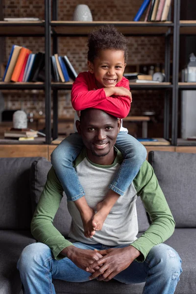 Padre e hijo pasando tiempo juntos — Foto de Stock